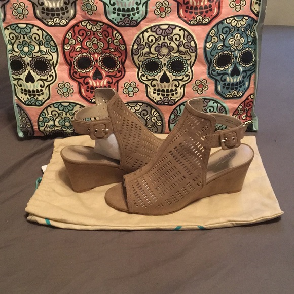 Shoes - Picture 3 of 4